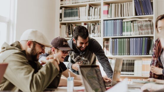 mitarbeiten-team-staff-learning